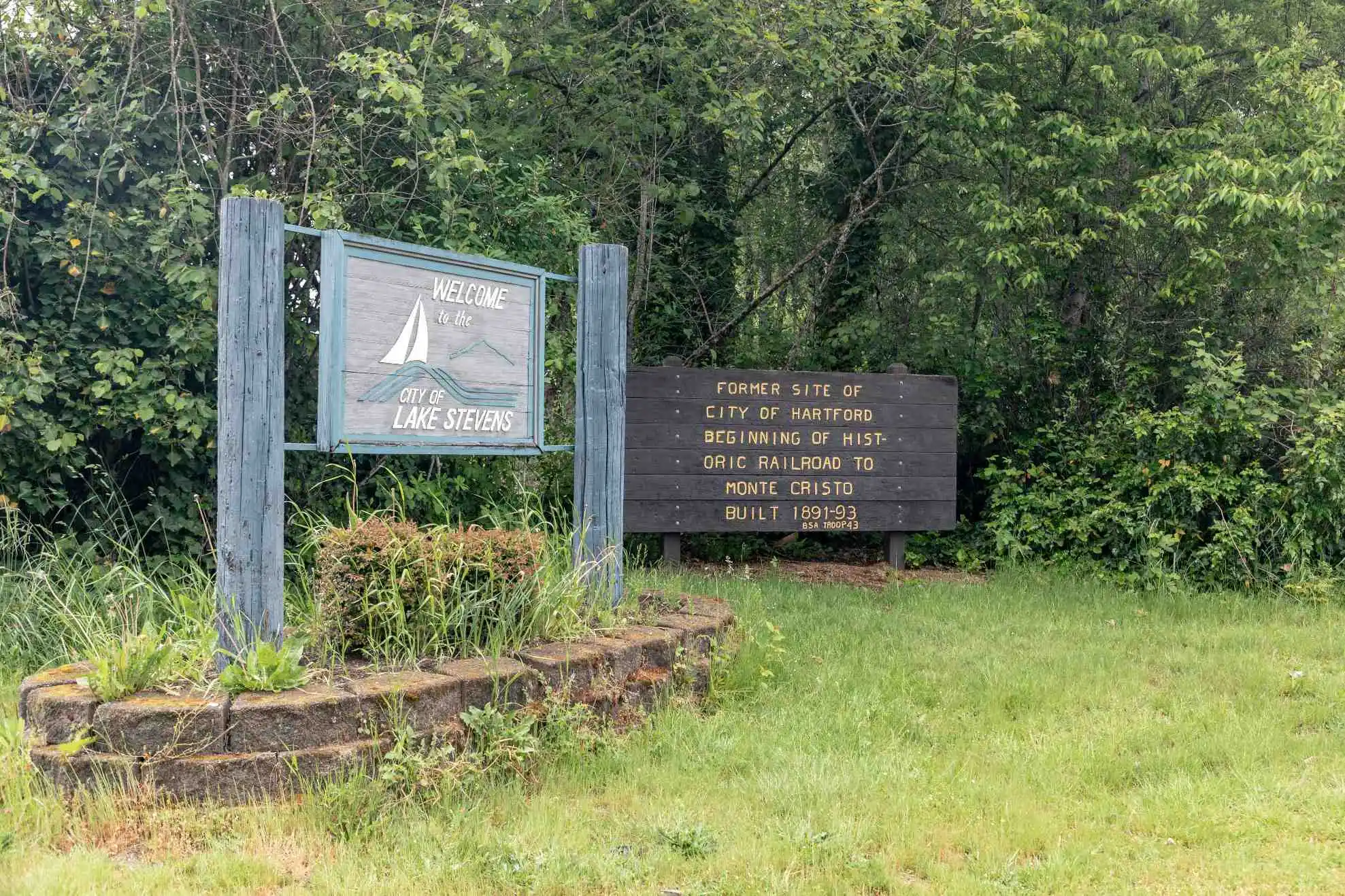 Lake Stevens welcome city sign at entrance view